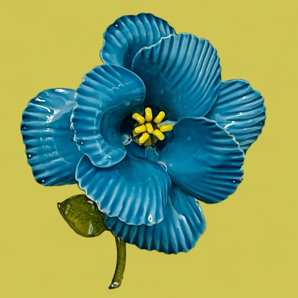 Vintage 60s 70's Mod Enamel Metal Flower Power Pin Brooch. 2.5” diameter. EUC